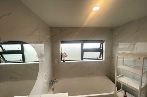 Photo of property in 1/4214a Great North Road, Glendene, Auckland, 0602