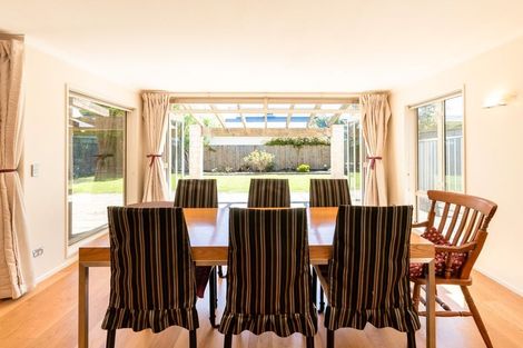 Photo of property in 40 Saint Andrews Square, Strowan, Christchurch, 8052