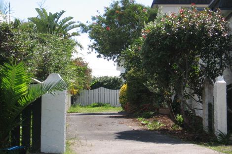 Photo of property in 1/40 Hyde Road, Rothesay Bay, Auckland, 0630