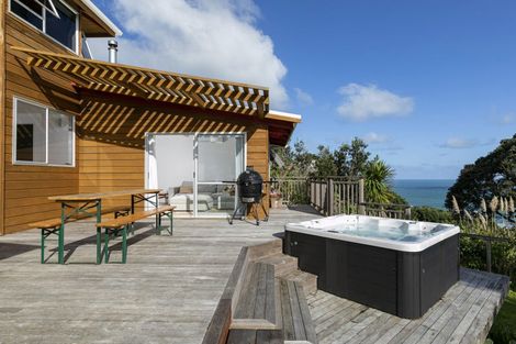 Photo of property in 5 Ngatira Road, Muriwai, Waimauku, 0881