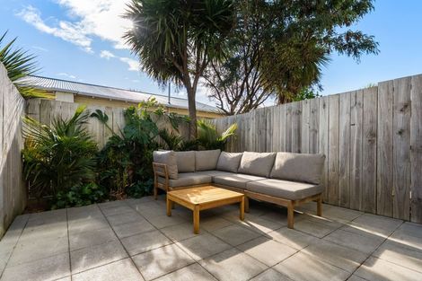 Photo of property in 2/2 Stone Street, Miramar, Wellington, 6022