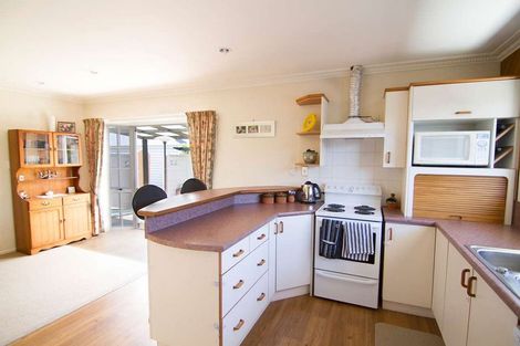 Photo of property in 16 Wychwood Crescent, Bishopdale, Christchurch, 8053