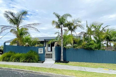 Photo of property in 11 Sumich Place, West Harbour, Auckland, 0618