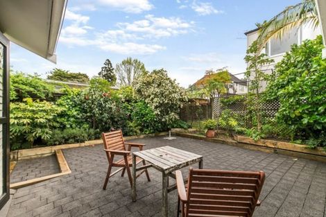Photo of property in 2/5 Wernham Place, Northcote, Auckland, 0626