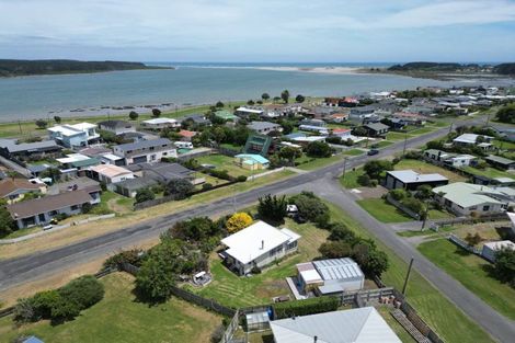 Photo of property in 31 Shortt Street, Foxton Beach, Foxton, 4815