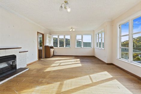 Photo of property in 34 Raroa Terrace, Tawa, Wellington, 5028