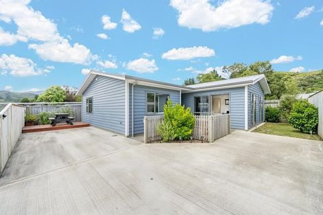 Photo of property in 25c Wainuiomata Road, Wainuiomata, Lower Hutt, 5014