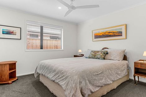 Photo of property in 98 Kaurinui Crescent, One Tree Point, 0118