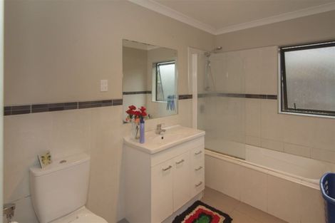 Photo of property in 2d Waikaukau Road, Glen Eden, Auckland, 0602