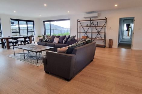Photo of property in 18 Sardinia Grove, Fitzherbert, Palmerston North, 4410