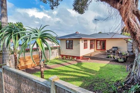 Photo of property in 1/46 Hillcrest Avenue, Hillcrest, Auckland, 0627