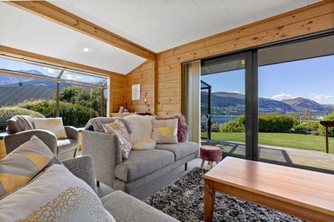 Photo of property in 71 Cedar Drive, Kelvin Heights, Queenstown, 9300