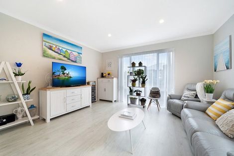 Photo of property in 16 Tararua Street, Massey, Auckland, 0614