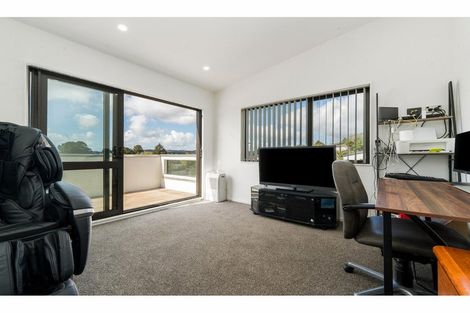 Photo of property in 2 Mile Place, Henderson, Auckland, 0612