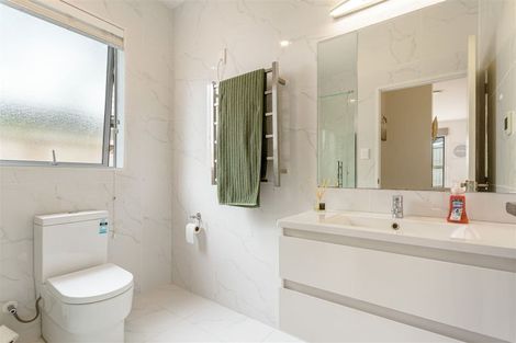 Photo of property in 21 Tawa Place, Orewa, 0931