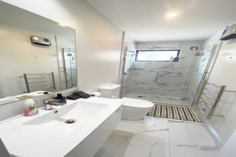 Photo of property in 2 Lyndon Street, Riccarton, Christchurch, 8011