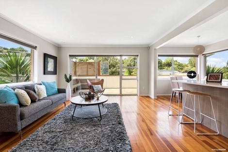 Photo of property in 19 Sovereign Place, Glenfield, Auckland, 0629