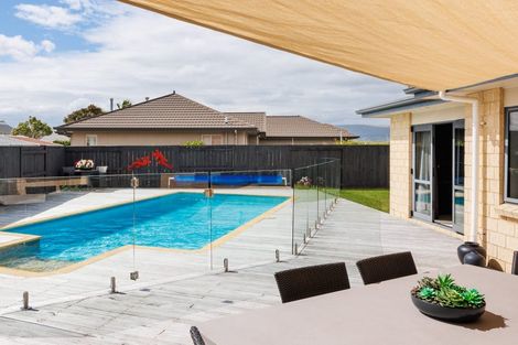 Photo of property in 38 Johnstone Drive, Fitzherbert, Palmerston North, 4410