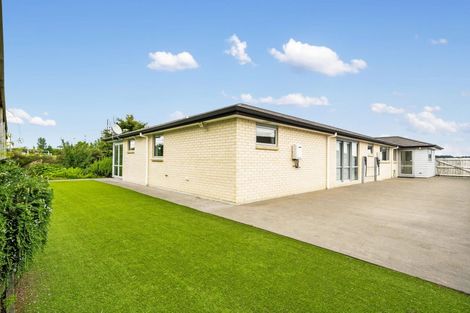 Photo of property in 21 Eric Farley Drive, Kumeu, 0810