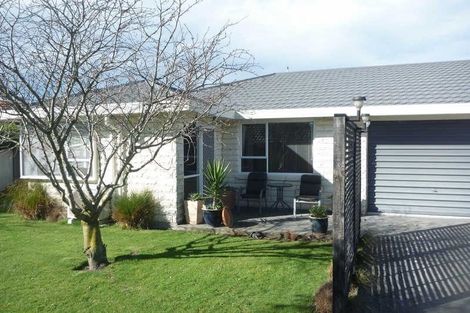 Photo of property in 2/20 Sawyers Arms Road, Northcote, Christchurch, 8052