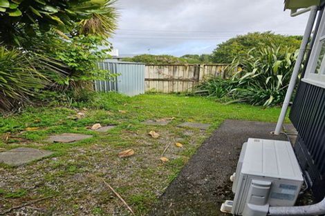 Photo of property in 2/2 Earl Road, Titirangi, Auckland, 0604
