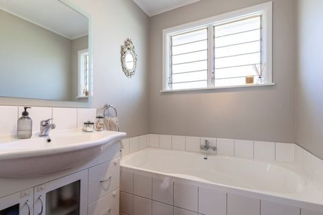 Photo of property in 52 Sylvan Crescent, Te Atatu South, Auckland, 0610