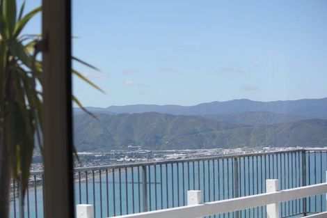 Photo of property in 41a Tamworth Crescent, Newlands, Wellington, 6037