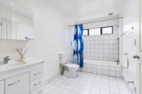 Photo of property in 11f Sturges Road, Henderson, Auckland, 0612