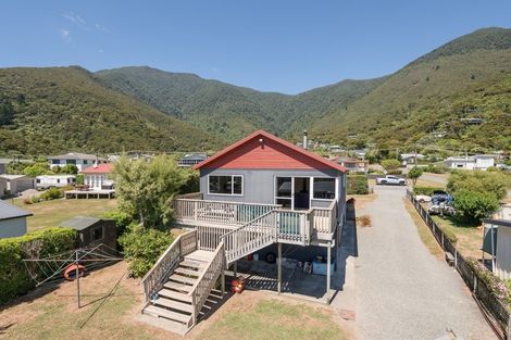 Photo of property in 17 Okiwi Crescent, Okiwi Bay, French Pass, 7193
