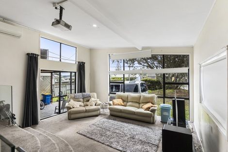 Photo of property in 28 Sunnyhaven Avenue, Beach Haven, Auckland, 0626