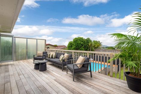 Photo of property in 14 Holdaway Avenue, Northcote, Auckland, 0627