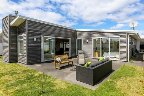 Photo of property in 5 Gleneagles Way, Waiwhakaiho, New Plymouth, 4312