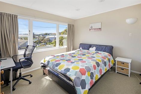 Photo of property in 35 Kahikatea Grove, Paparangi, Wellington, 6037