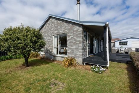 Photo of property in 32 Rutherford Drive, Waikanae Beach, Waikanae, 5036