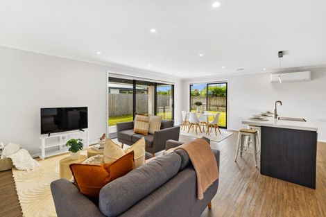 Photo of property in 28 Saint Michael Crescent, One Tree Point, 0118