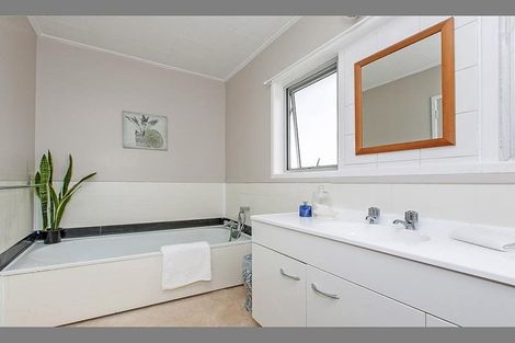 Photo of property in 40 Valley View Road, Glenfield, Auckland, 0629
