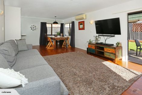 Photo of property in 3/98 Roberts Road, Te Atatu South, Auckland, 0610