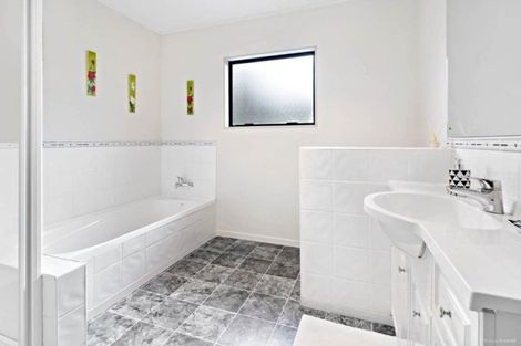 Photo of property in 3/248 Sturges Road, Henderson, Auckland, 0612