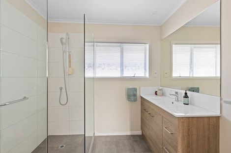 Photo of property in 32a Edward Avenue, Orewa, 0931