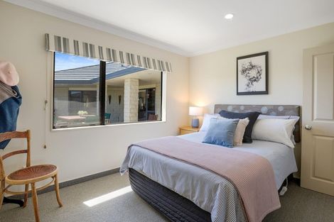 Photo of property in 10 Quadrant Heights, Paraparaumu, 5032