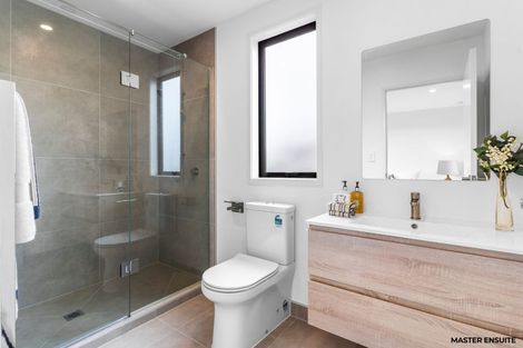 Photo of property in 2/8 Chivalry Road, Glenfield, Auckland, 0629