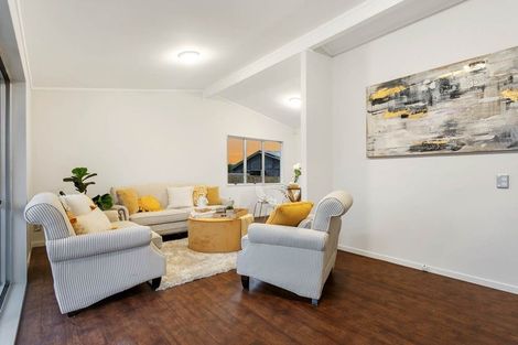 Photo of property in 25 Pukeroa Place, Papakura, 2110