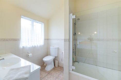 Photo of property in 3a Cron Avenue, Te Atatu South, Auckland, 0610