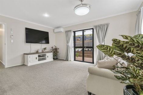 Photo of property in 1/6 Glen Vista Place, Bayview, Auckland, 0629