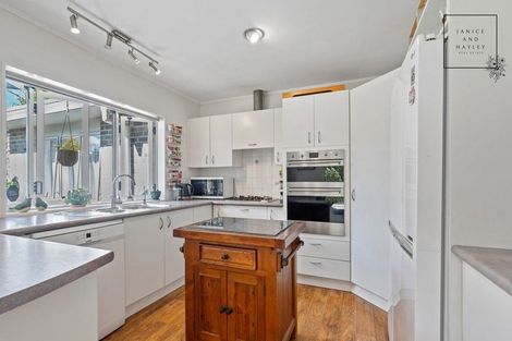 Photo of property in 27 Trossach Place, Wattle Downs, Auckland, 2103