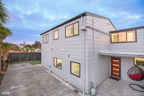 Photo of property in 2/27 Florence Daly Place, Mount Roskill, Auckland, 1041