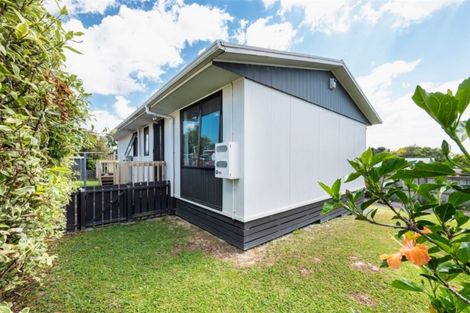Photo of property in 2/88 Roberts Road, Te Atatu South, Auckland, 0610