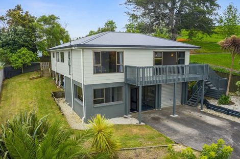 Photo of property in 16 Sumich Place, West Harbour, Auckland, 0618