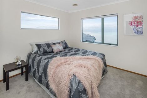 Photo of property in 22 Bennett Grove, Newlands, Wellington, 6037
