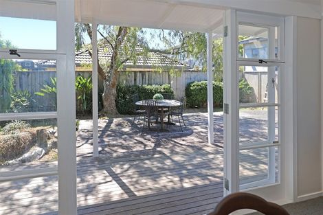 Photo of property in 4 Tasman Avenue, Henderson Valley, Auckland, 0614